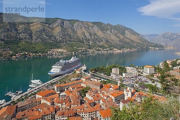 Hafen  Europa  über  Stadt  Schiff  Ansicht  Kreuzfahrtschiff  UNESCO-Welterbe  Kotor  Montenegro  alt