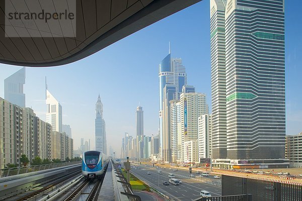 Vereinigte Arabische Emirate  VAE  Fernverkehrsstraße  Hochhaus  Metro  Naher Osten  Dubai