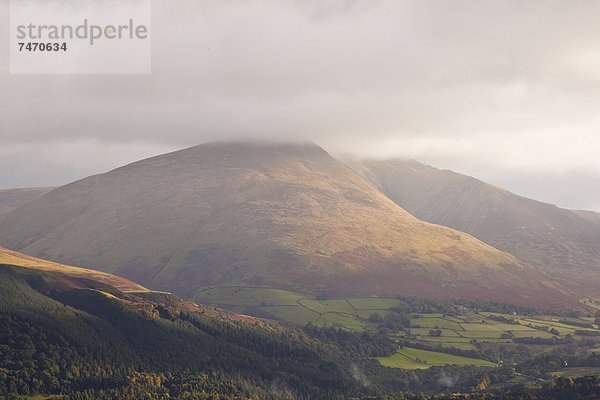 hoch  oben  beleuchtet  Europa  Morgen  Großbritannien  fallen  fallend  fällt  Cumbria  England  Sonne