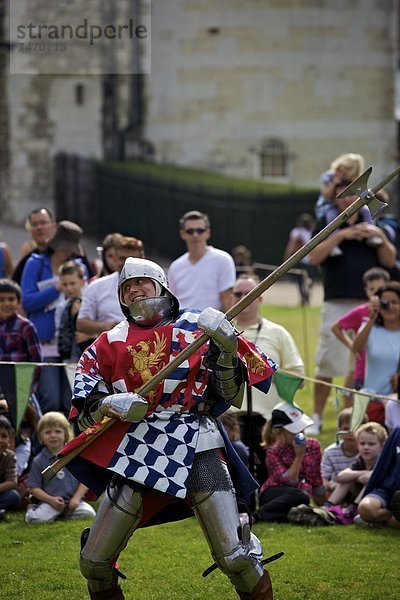 Nachgespielter Ritterkampf im Tower of London  England  Großbritannien  Europa