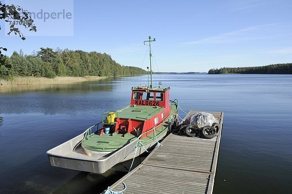 nahe  Europa  See  Boot  vertäut  Ast  Steg  Finnland  Skandinavien