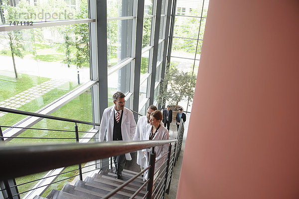 Ärzte beim Treppensteigen im Büro