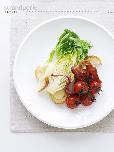 Teller mit Specksalat und Tomatensalat