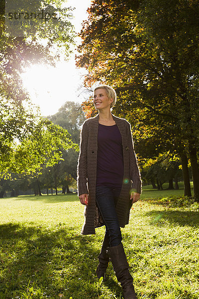 Frau beim Spaziergang im Park