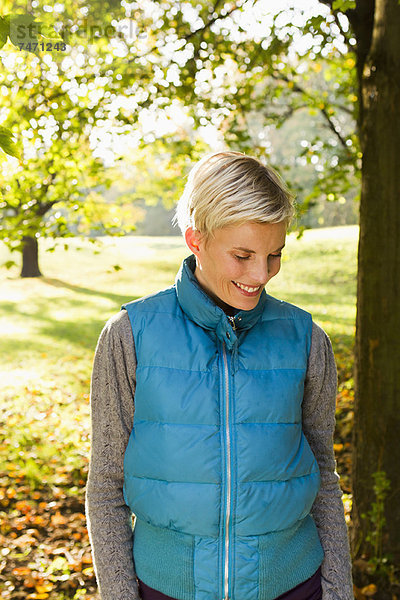 Frau beim Spaziergang im Park