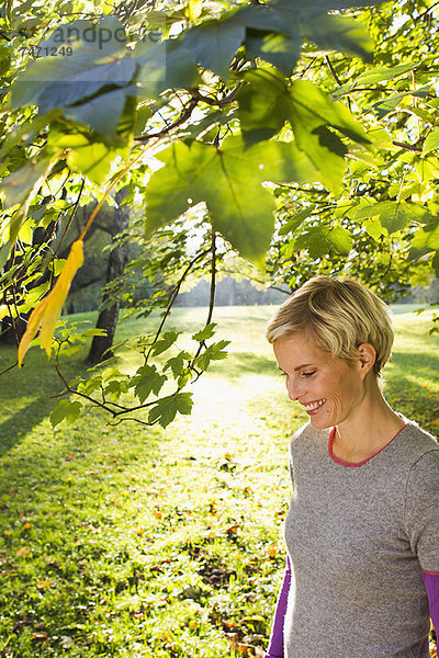 Frau beim Spaziergang im Park