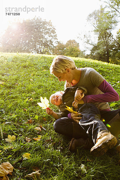 Mutter und Sohn spielen im Park