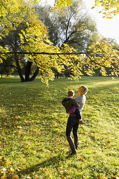 Mutter hält Sohn im Park