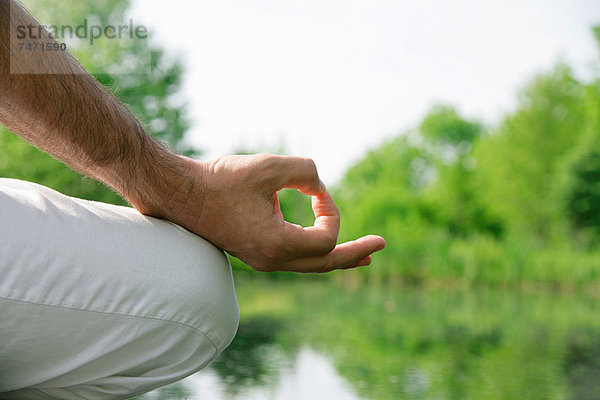 Nahaufnahme der Hand des Menschen in der Meditation