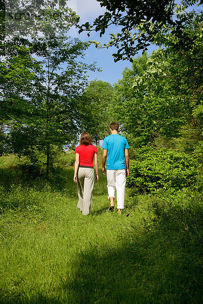 Paar auf der Wiese spazieren gehen