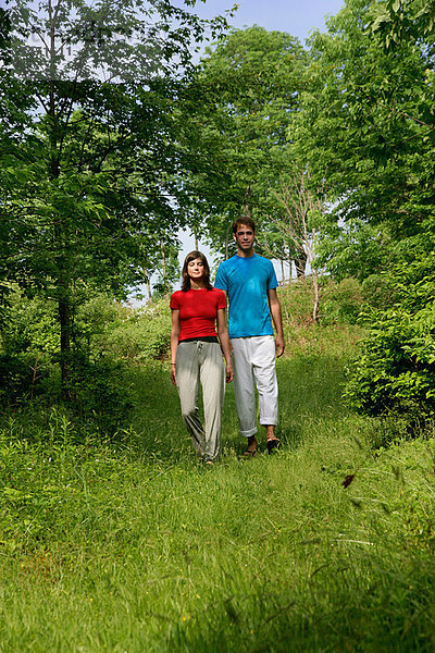 Paar auf der Wiese spazieren gehen