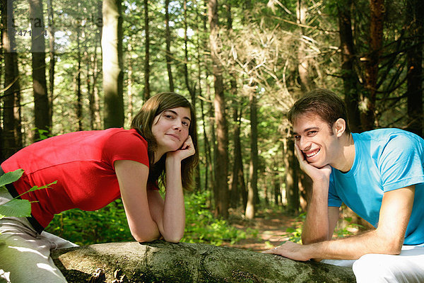 Mann im Wald stehend