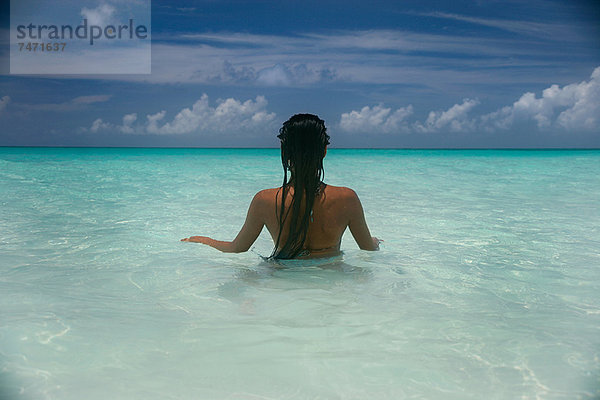 Frau im tropischen Wasser stehend