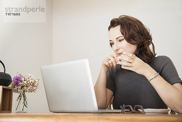 Geschäftsfrau mit Laptop am Schreibtisch