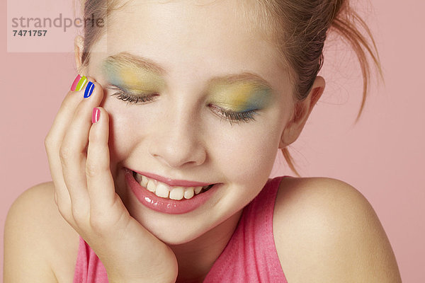 Lächelndes Mädchen in farbenfrohem Make-up