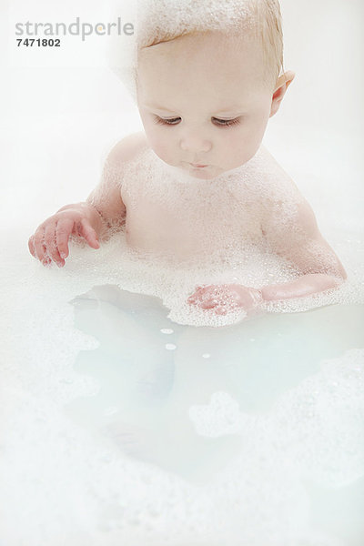 Mädchen in der Badewanne sitzend