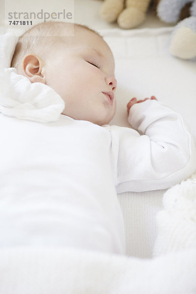 Baby Mädchen schläft in der Krippe