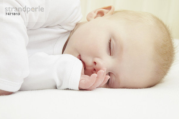 Baby Mädchen schläft in der Krippe