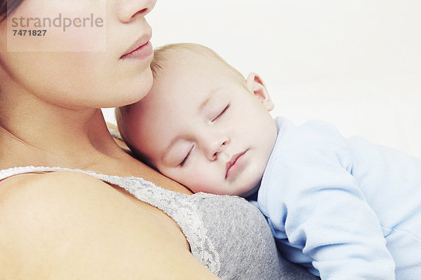 Mutter hält schlafendes Baby Mädchen