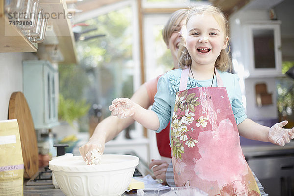 Mutter und Tochter beim gemeinsamen Backen