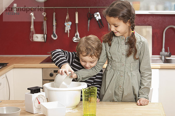 Kinder kochen gemeinsam in der Küche