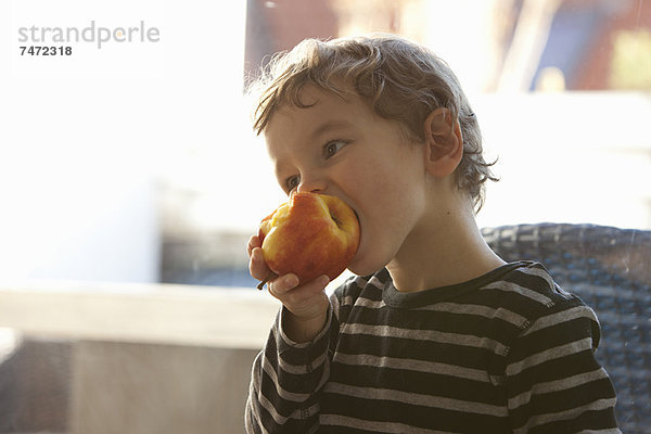Nahaufnahme des Jungen beim Apfelessen