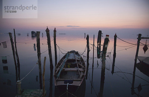 Fischerboot mit Netzen im stillen Wasser