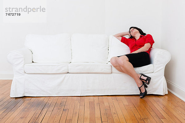 Geschäftsfrau entspannt auf dem Sofa
