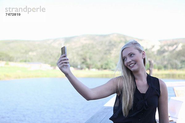 Frau fotografiert sich selbst