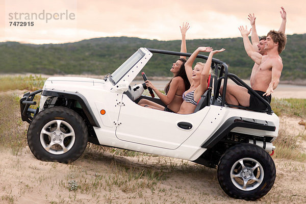 Freunde beim Jeepfahren auf der Sanddüne