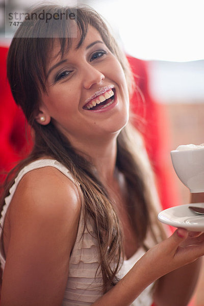 Frau mit Milchschnurrbart im Café Mund