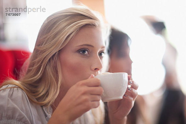 Frau trinkt Kaffee im Café