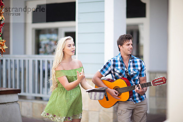 Paar spielt Musik auf der Straße
