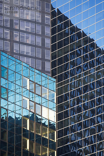Gebäude  die sich in städtischen Wolkenkratzern spiegeln