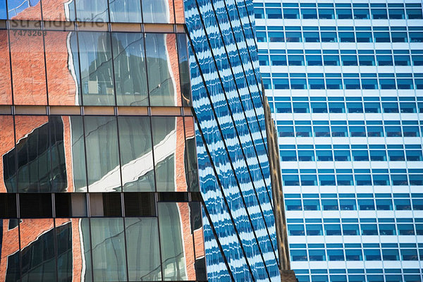 Gebäude  die sich im städtischen Hochhaus spiegeln