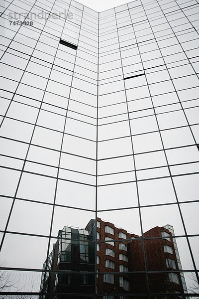 Gebäude spiegelt sich in Glasfenstern wider