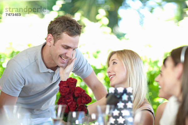Mann schenkt Freundin Blumenstrauß