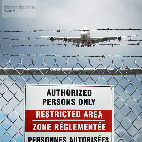 begrenzen  Zeichen  Zaun  Metalldraht  Verbindungselement  Zimmer  Flugzeug  Stacheldraht  Verbindung  Kanada  Ontario  Signal  Toronto