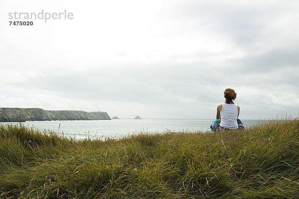 entfernt  sitzend  Frankreich  Frau  sehen  Strand  Bretagne  Finistere