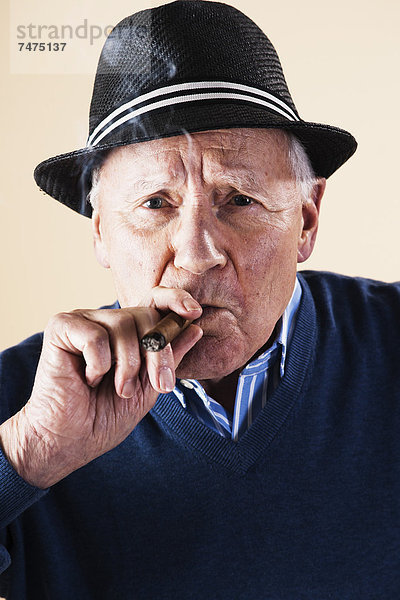 rauchen  rauchend  raucht  qualm  qualmend  qualmt  Senior  Senioren  Portrait  Mann  Zigarre