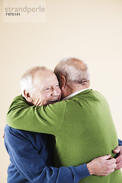 Senior  Senioren  Mann  umarmen