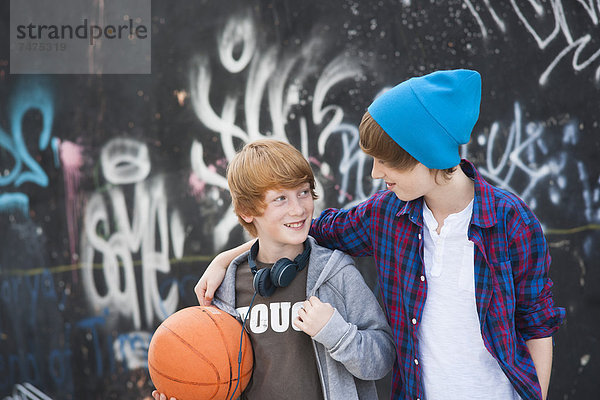 bedecken  Wand  Junge - Person  Basketball  Baden-Württemberg  Deutschland  Graffiti