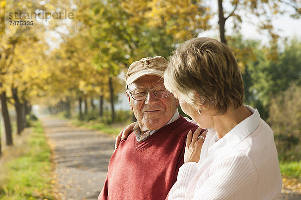 Senior Senioren Frau Menschlicher Vater reifer Erwachsene reife Erwachsene Herbst