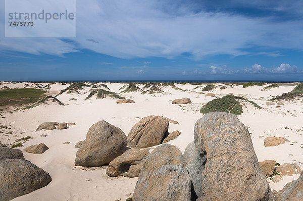 Felsbrocken  Landschaftlich schön  landschaftlich reizvoll  Sand  Karibik  Düne  Aruba  Kleine Antillen