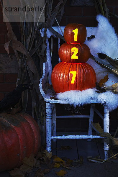 beleuchtet Stuhl Wohnhaus frontal Dekoration Vordach Nummer Kürbis Kanada Halloween Ontario Toronto