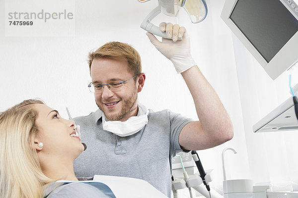 Frau  Büro  Verabredung  jung  Zahnarzt  Deutschland