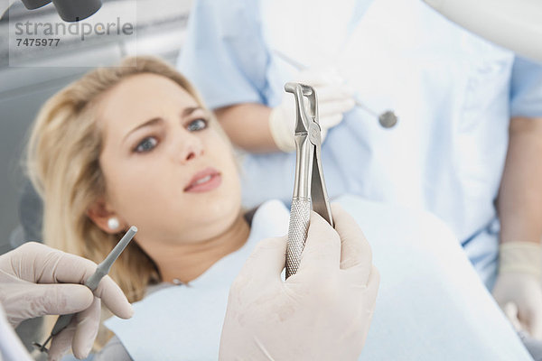 Frau  sehen  Gegenstand  Verabredung  jung  Zahnpflege  Deutschland