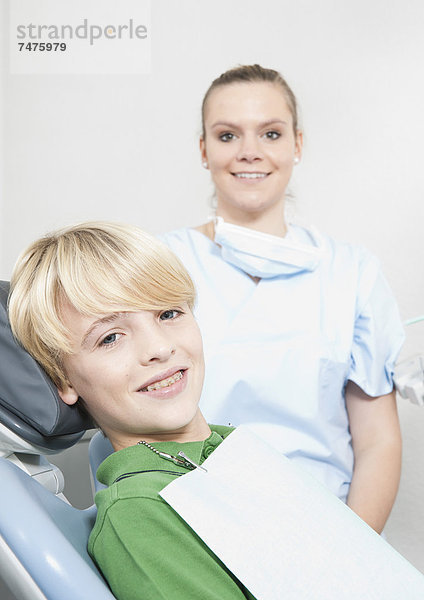 Portrait  Junge - Person  Büro  Zahnpflege  Hygiene  Zahnarzt  Deutschland
