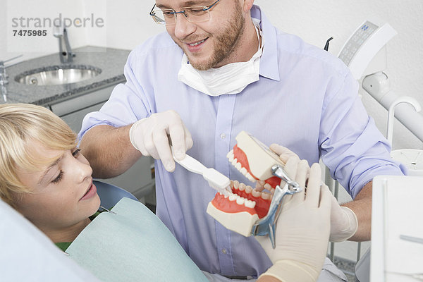 Junge - Person  Verabredung  Zahnarzt  Bürste  Deutschland
