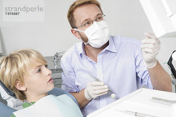 sehen  Junge - Person  Bildschirm  Verabredung  Zahnarzt  Deutschland